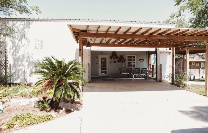 Charming studio with AC , WiFi, and 325 ft fishing pier with fishing lights.