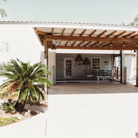 Charming studio with AC , WiFi, and 325 ft fishing pier with fishing lights.