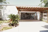 Charming studio with AC , WiFi, and 325 ft fishing pier with fishing lights.