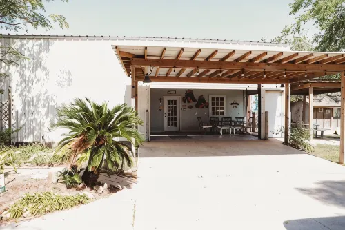 Charming studio with AC , WiFi, and 325 ft fishing pier with fishing lights. - 3-Star