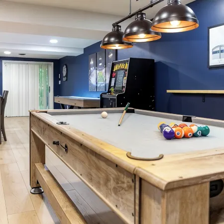 Happy Valley Retreat ~ Epic Game Room ~ 130" TV Wall ~ 10 Min to Campus/Downtown