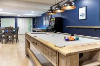Happy Valley Retreat ~ Epic Game Room ~ 130" TV Wall ~ 10 Min to Campus/Downtown