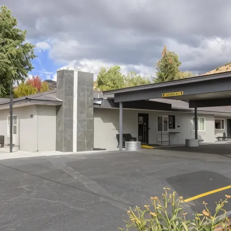 Oregon Trail Inn and Suites