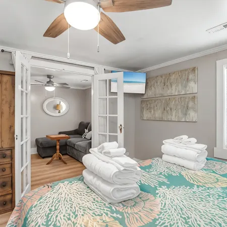 Sleeps 10  peaceful bungalow in Pawleys Island just minutes from the BEACH!