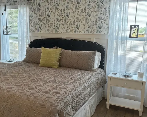 Charming 3-bedroom house with WiFi, AC in delightful Colonial Beach Hotels in Colonial Beach