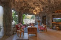 Brys Caves - سبا