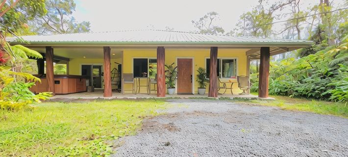 Rainforest Retreat w/Outdoor Fireplace & Hot Tub Hotels in Volcano