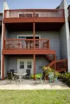 Waterfront condo, kayak launch, 1 block from bike trail, walk to Local dining. - 2-stjärniga