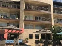 Perfect surfer getaway and family friendly beachfront condo Hoteles en Punta de Mita