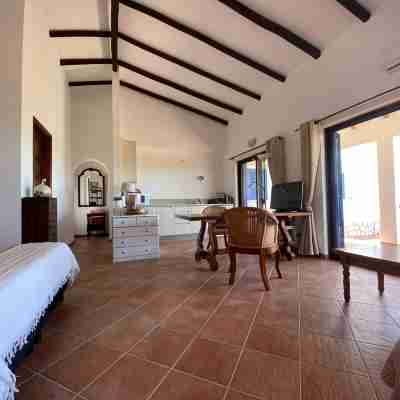 Traditional Portuguese house with lot of privacy and space. Rooms