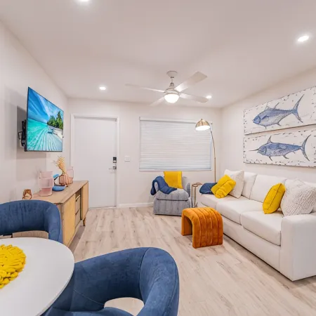 1 Block to Beach, Heart of Old Naples, Newly Renovated, Perfect Location