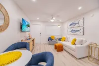 1 Block to Beach, Heart of Old Naples, Newly Renovated, Perfect Location - Private Pools