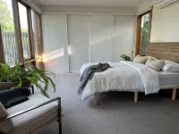 Designer home surrounded by beautiful garden- secure parking, remote check in - Boutique
