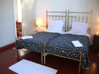 Casa Dos Vidros - Lakefront Charmer Villa Hotels in Tomar
