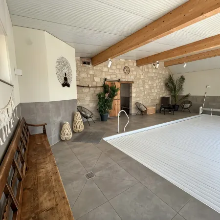 Renoviertes Ferienhaus 115 qm, mit Ganzjährig Beheiztem Innenpool 28 C und Spa