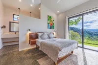 New Luxury Home - 180 degree Ocean Views - Pool/Hot tub  -Sleeps 11 - Chef avail - balcony