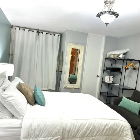 3BDR Condo, WIFI, Balcony, Parking, Pool, AC, 2 min from the Beach