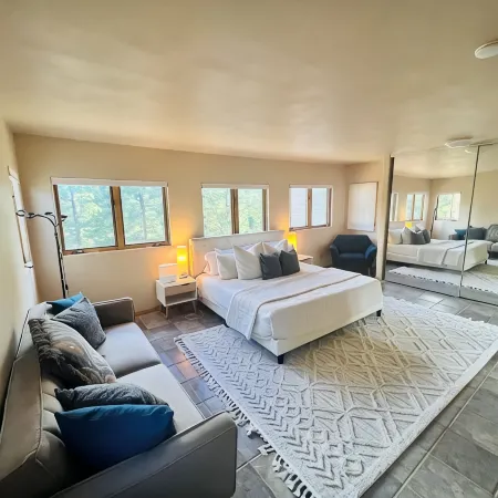 New listing! Modern ski retreat 2min to skiing! Dog friendly! 4bed3bath hottub