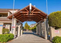 Nice place, great lakeside locationHeated Pool,Spa Bath,Strong WiFi,SKY TV - Condos