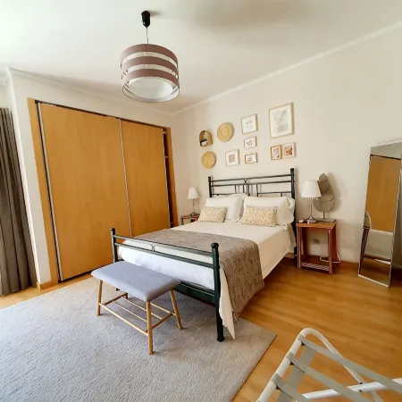 Golf, beach, country and city. Central and modern for up to 5 guests