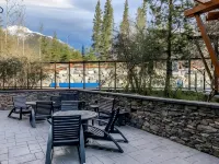 Top-Floor Condo with stunning mountain views! - Pool