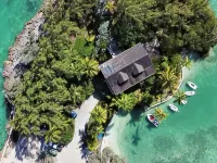 Private Island w Causeway to Town, 2 Bedroom, 2 bathroom, Full kitchen, Sleeps 6 Hotels in George Town
