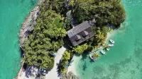 A rare combination of central location convenience & private island seclusion Các khách sạn ở 