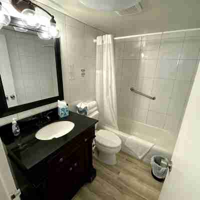 Renovated Oceanfront Condo at Ocean Manor:Private Beach,Tiki Bar,Fort Lauderdale Rooms