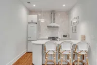 The Philip's Suite, newly renovated 3 Bed/3 EnSuite Bath, 1 Block to King - Condos