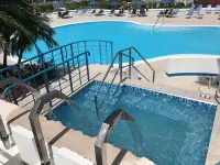 Tropical Gem! Watch Jets Fly into Airport+Ocean Beach+Garden Views+Many Perks!!! - Pools