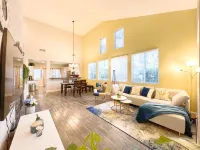 High Ceiling & Amazing backyard & family Kids friendly - พร้อมWifi