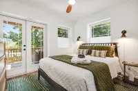 Urban Charmer Near Waterfalls & Wineries w/Fenced Yard- 6 min to Hendersonville - 4-Star