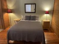 Cozy Ozarks Retreat ~ Updated Cabin Condo with Screened Porch - บ้านพักหลังเล็ก