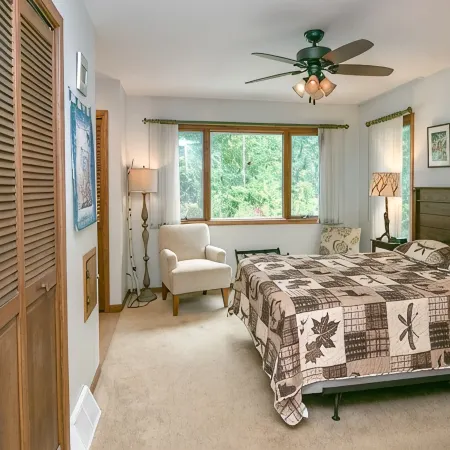 Private lakeside retreat, swim, boat, fish! Perfect for family events