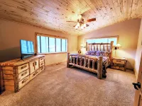 Gorgeous Forest Cabin with Hot Tub & Game Room - Gym