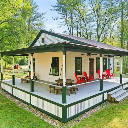 Pet friendly, private, clean, perfect Lake George location