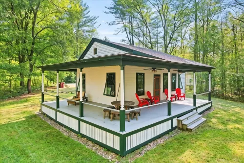 Pet friendly, private, clean, perfect Lake George location - شاليه