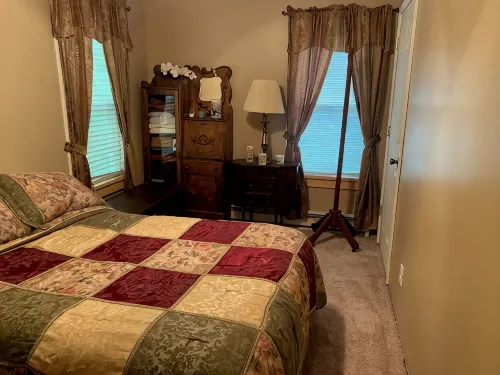 Walk to everything! 2 Bedroom 1 Bath Home in town. - Wifi