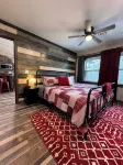 Hit the trail from the property! Game room, fire pit and 4 king suites - Alppimaja