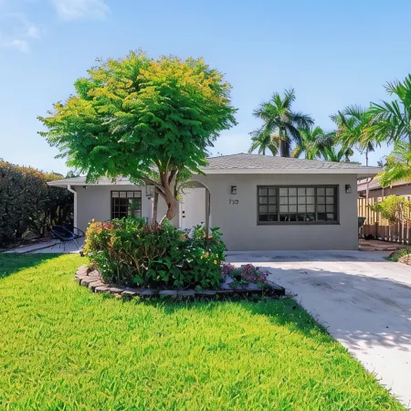 Stylish & Bright 3-Bedroom Home with Backyard, Bikes & Pool by Esthetic Stays