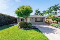 Stylish & Bright 3-Bedroom Home with Backyard, Bikes & Pool by Esthetic Stays - 4つ星
