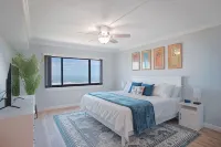 Best direct ocean view! Newly renovated condo w/ pool - 4 ดาว