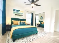 Modern and Stylish Creekside Retreat Home - Walk to Downtown - balcony