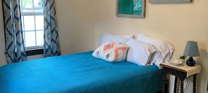 Peaceful home in town. Great location--walk downtown to stores and restaurants. Hotels in Cherokee County
