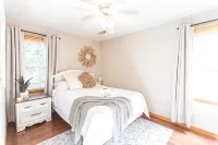 Updated and cozy Beach Box! Gorgeous Backyard! 3 minutes to beach!! - 4성급