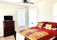 Near Biloxi Beach & One Block to Casinos with a Balcony! Biloxi Romance -1Br/1BA - 4星級
