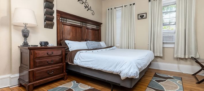 Large & Private w/King Bed Great Location Hotels in Dubuque