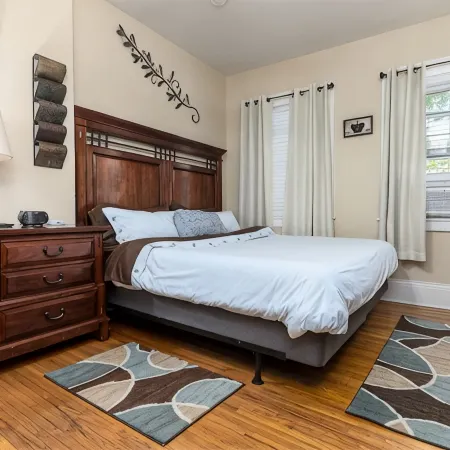 Large & Private w/King Bed Great Location