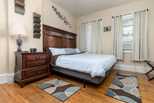 Large & Private w/King Bed Great Location - 4 étoiles