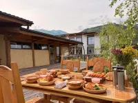 Kemin Guest House - parkir